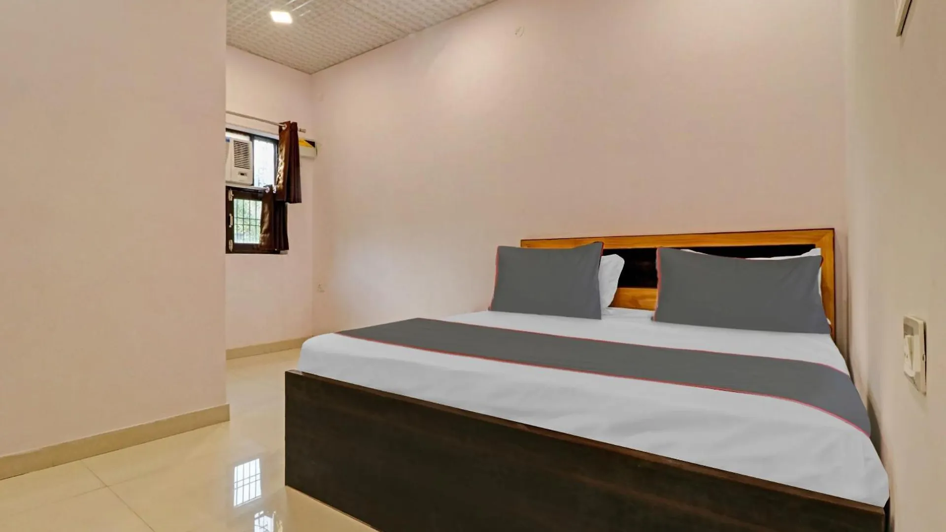Hotell Collection O Qotel Peeragarhi Delhi