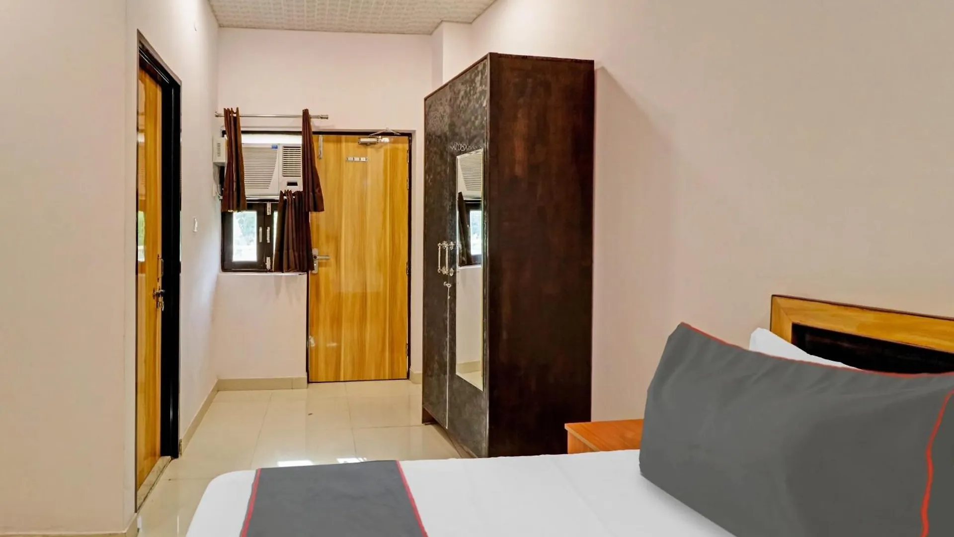 Collection O Qotel Peeragarhi Delhi