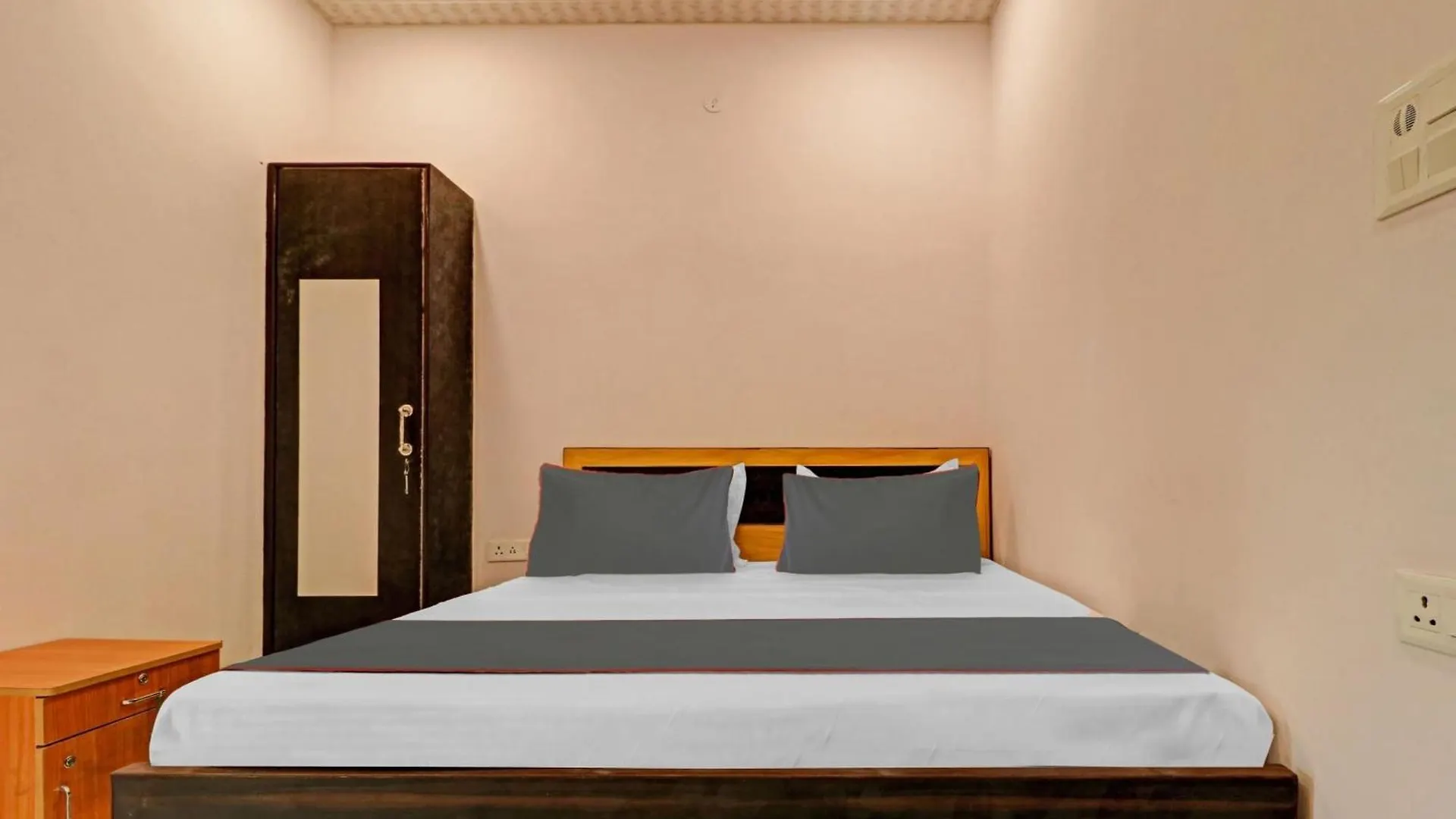 Collection O Qotel Peeragarhi Delhi