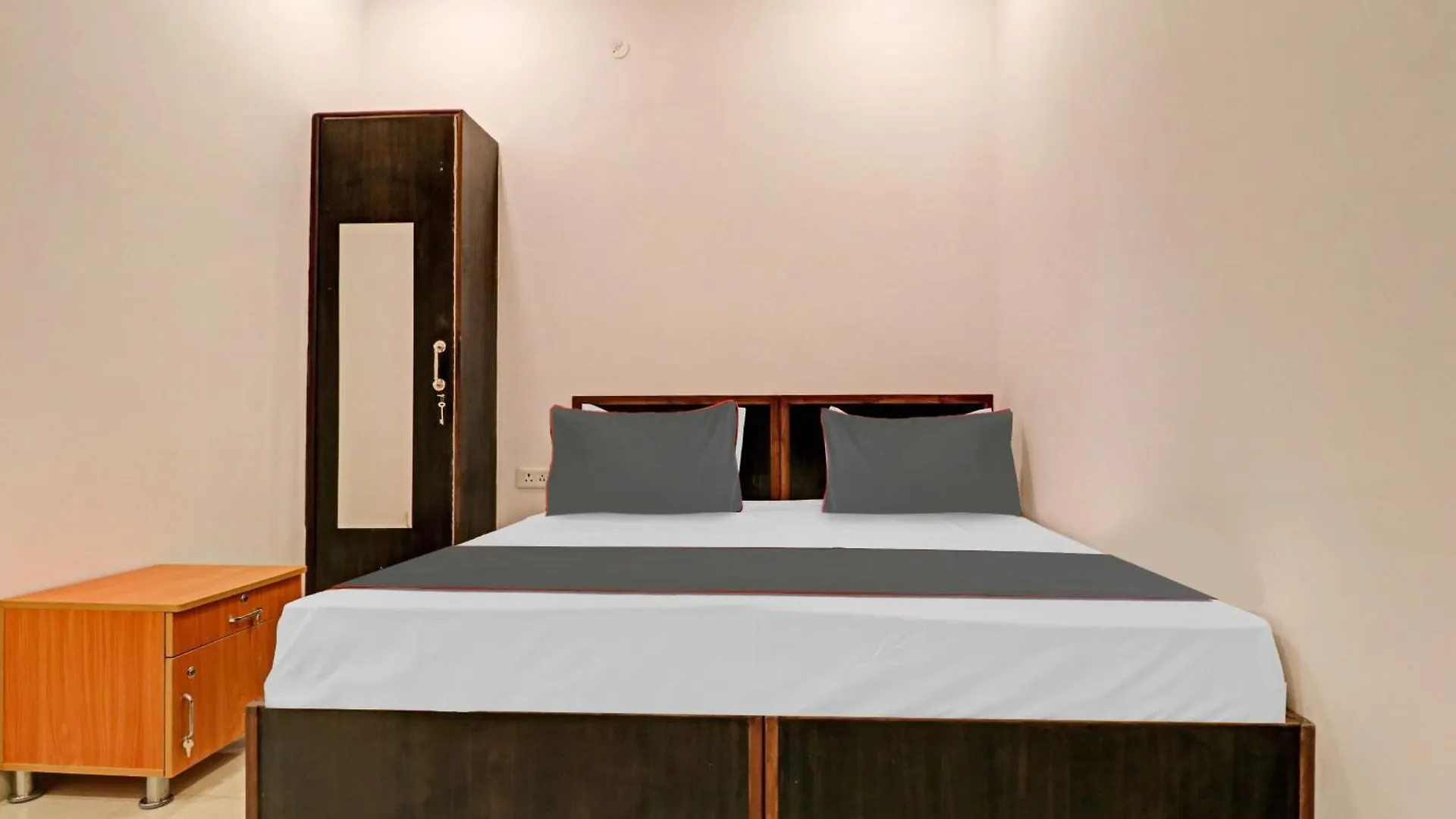 **** Hotel Collection O Qotel Peeragarhi Delhi  India