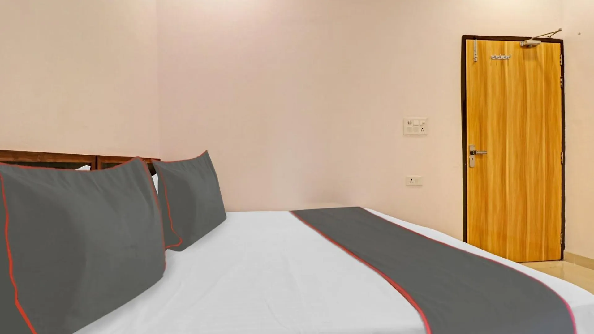 Hotel Collection O Qotel Peeragarhi Delhi