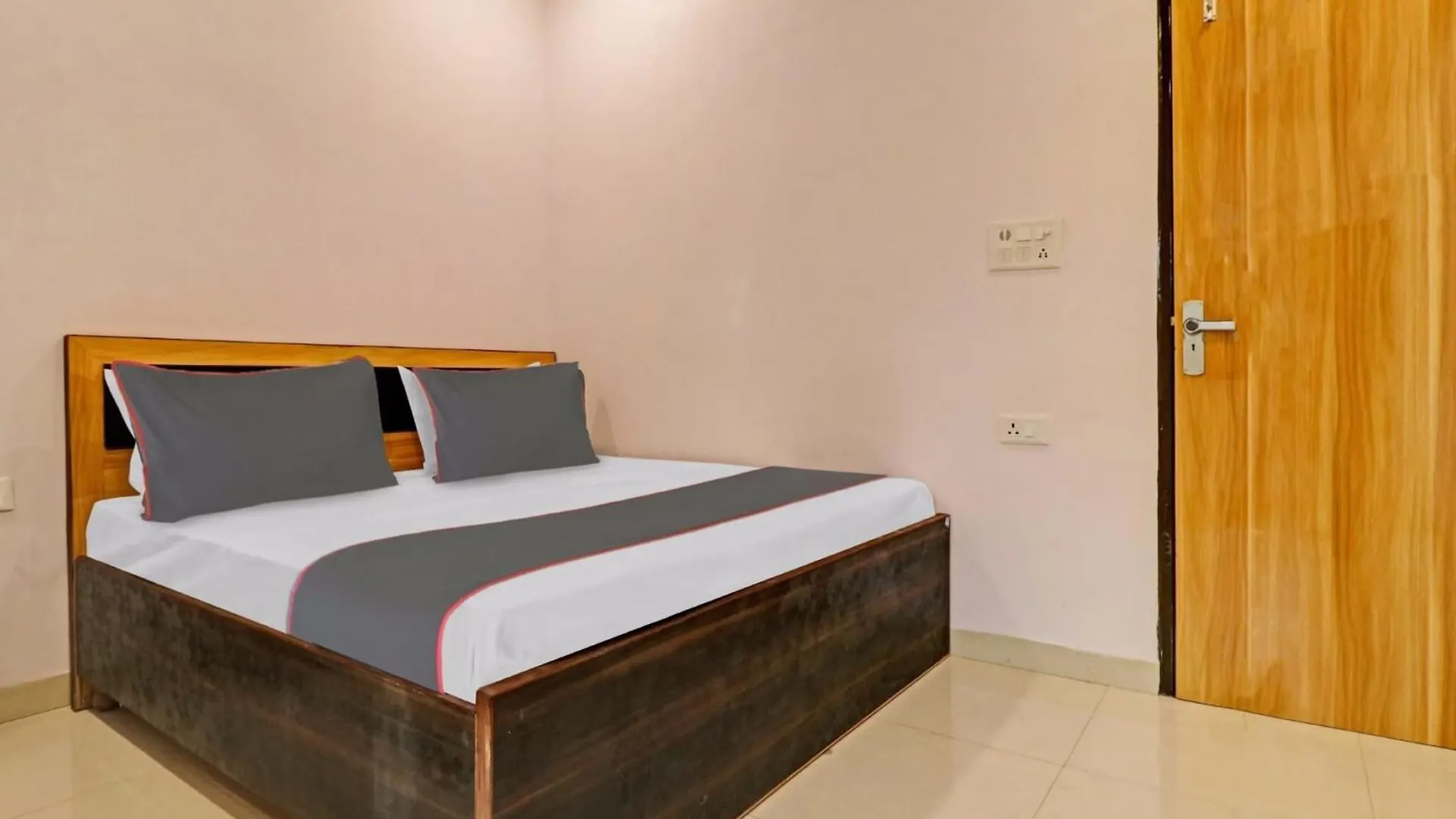 Collection O Qotel Peeragarhi Delhi  4*, Delhi (National Capital Territory of India) India