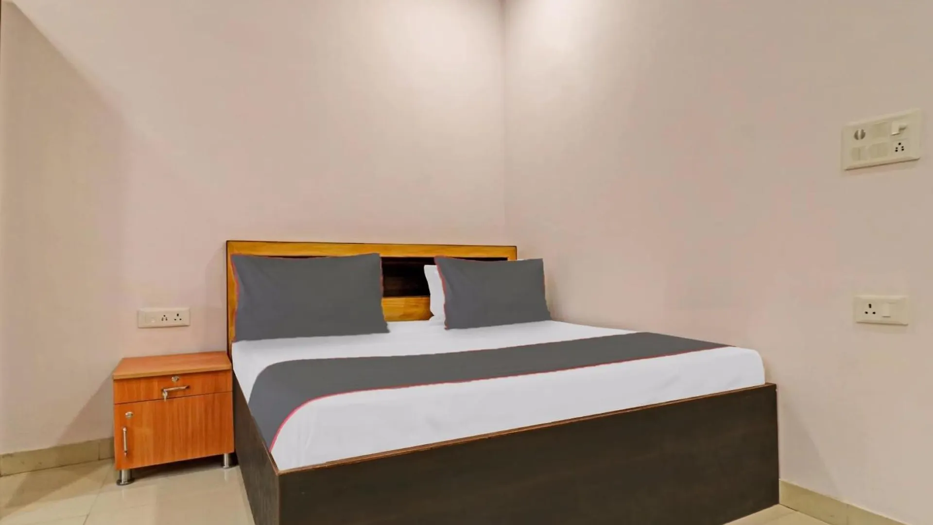 Collection O Qotel Peeragarhi Delhi  4*, Delhi (National Capital Territory of India)