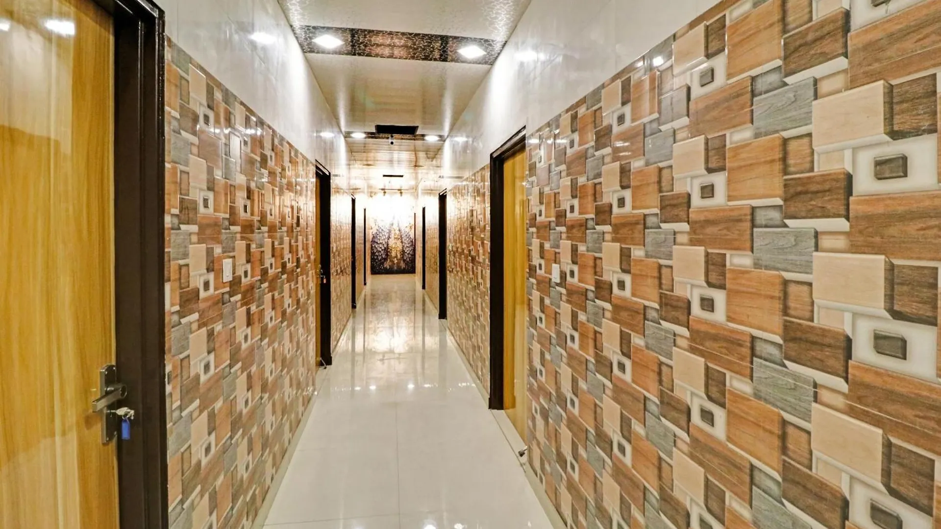 Collection O Qotel Peeragarhi Delhi  Hotel