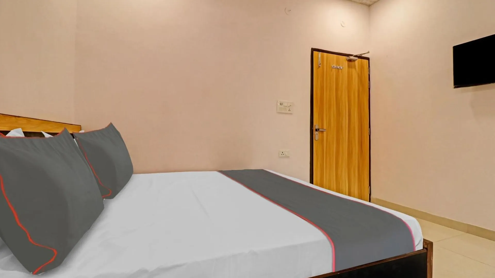 Collection O Qotel Peeragarhi Delhi