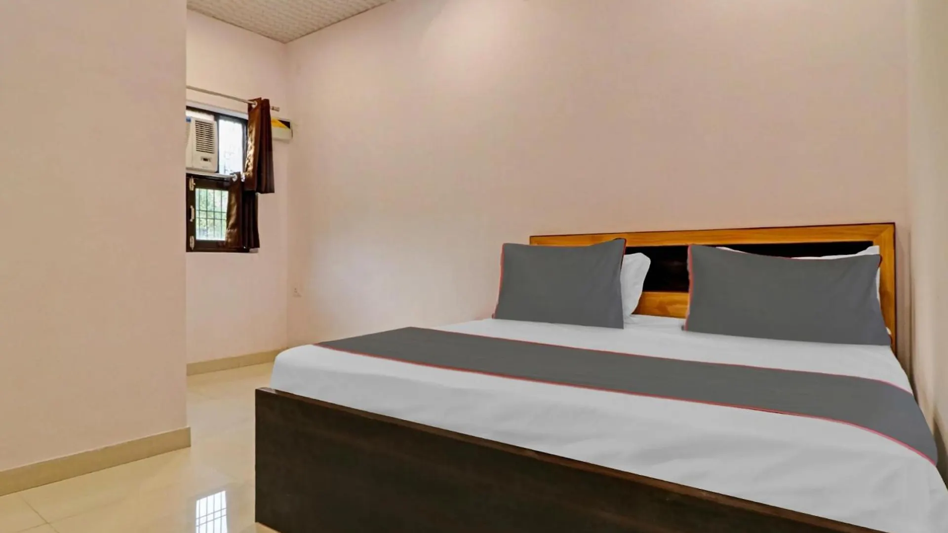 **** Hotel Collection O Qotel Peeragarhi Delhi  India