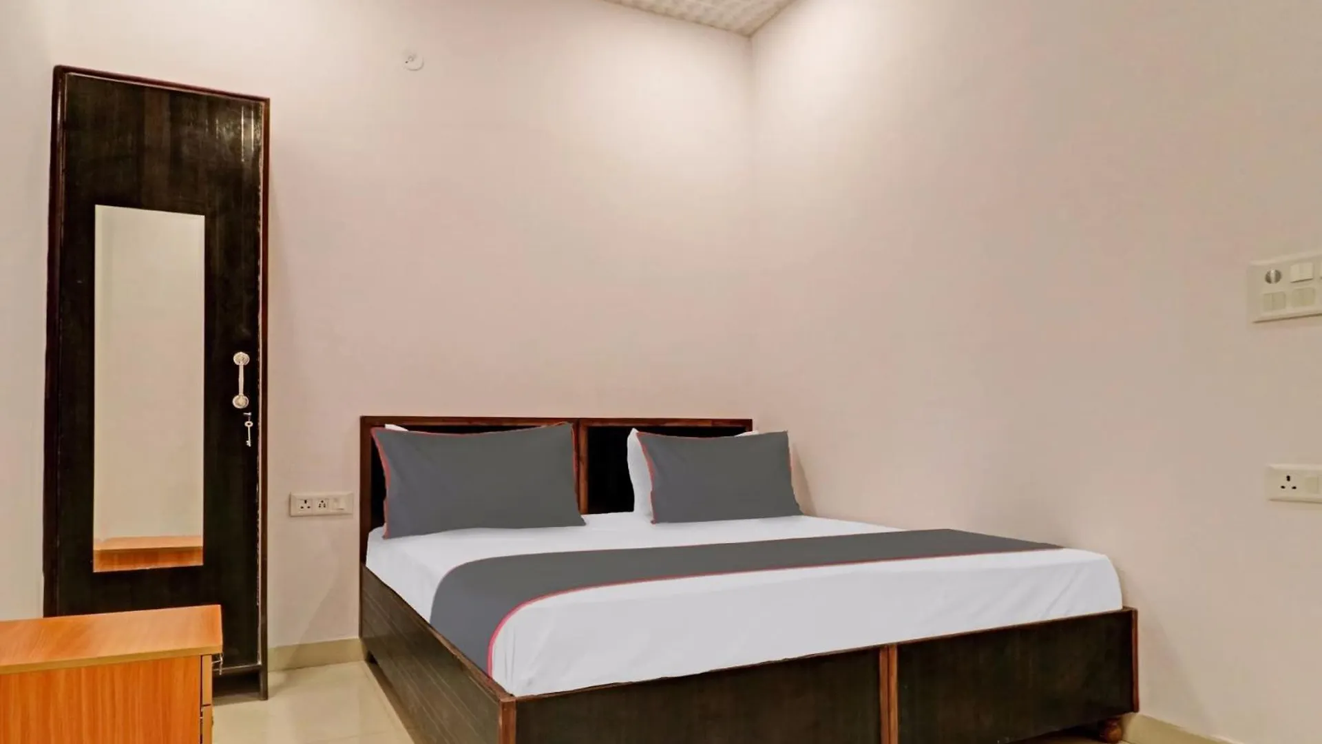 Hotel Collection O Qotel Peeragarhi Delhi