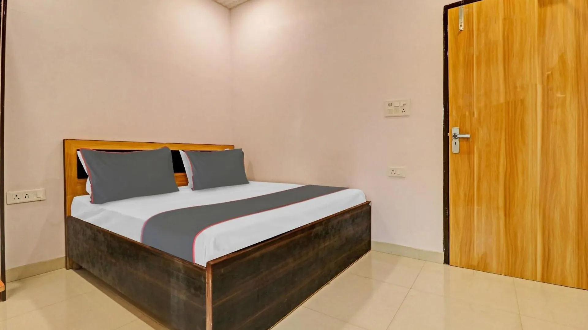 Collection O Qotel Peeragarhi Delhi  4*, Delhi (National Capital Territory of India)