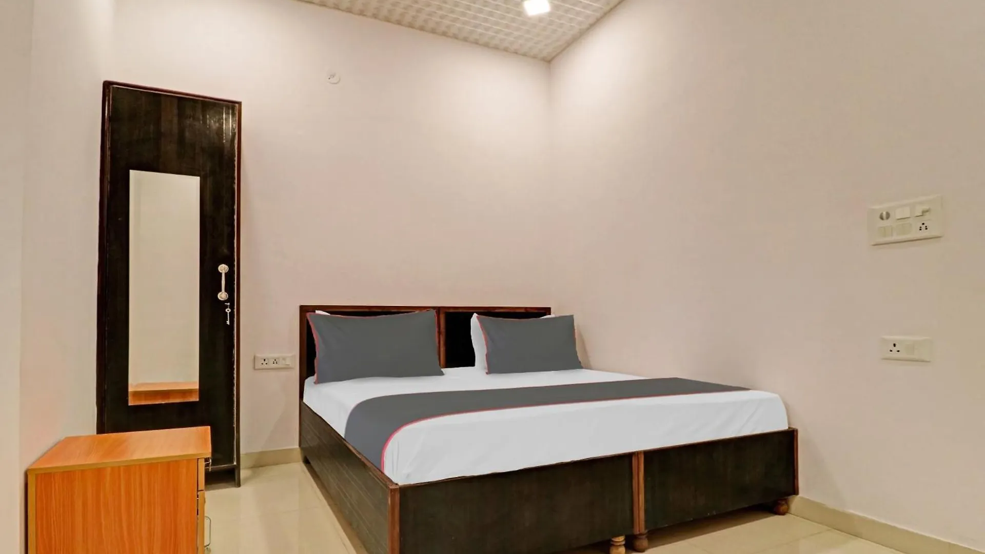 **** Hotel Collection O Qotel Peeragarhi Delhi  India