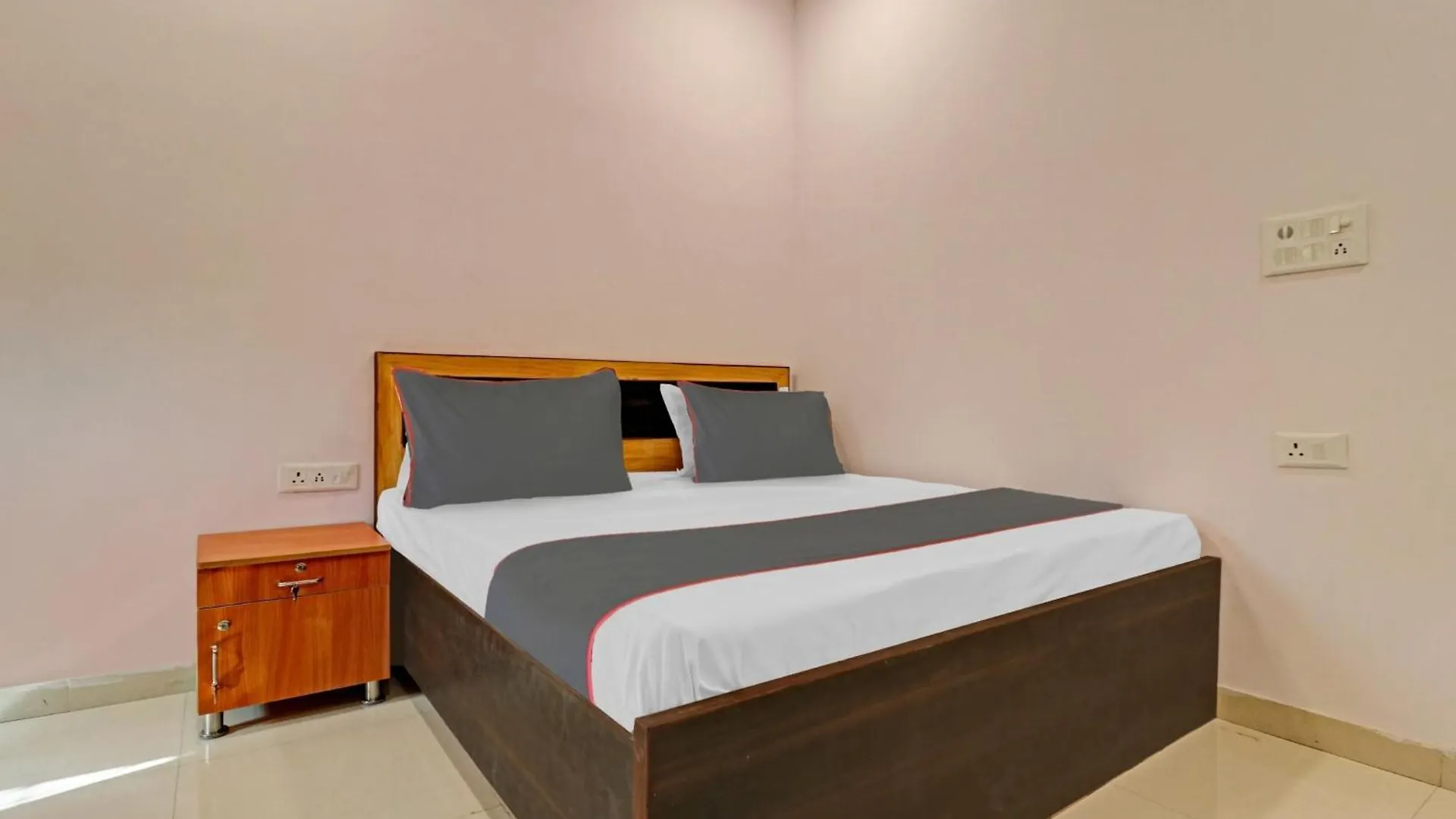 Hotel Collection O Qotel Peeragarhi Delhi